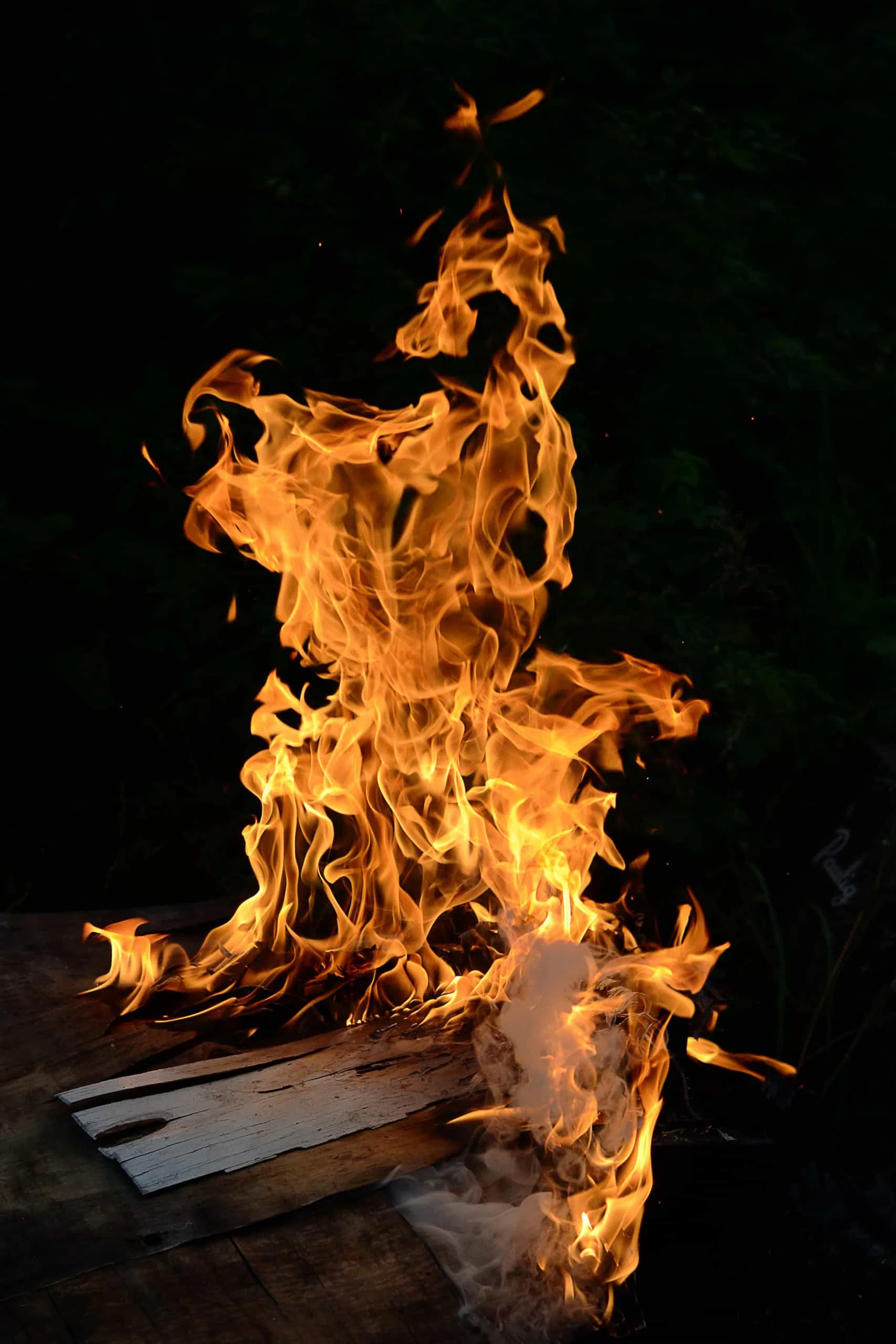 Kigyulladt a NAGYSZEBENI BARKÁCSÁRUHÁZ